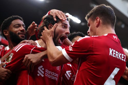 Liverpool chọn cách 'điên rồ' để bảo vệ ngôi vương