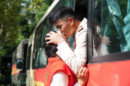 Những nụ hôn vội sau lễ diễu binh lịch sử