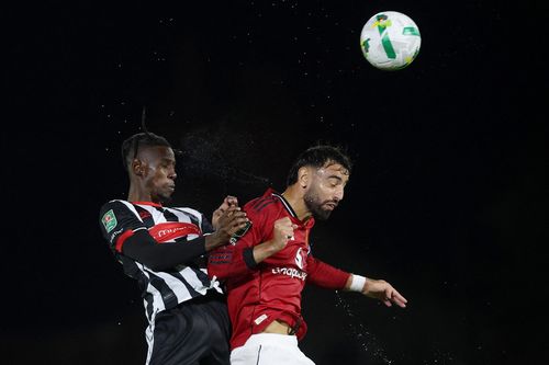 Grimsby Town bị phạt sau trận thắng MU
