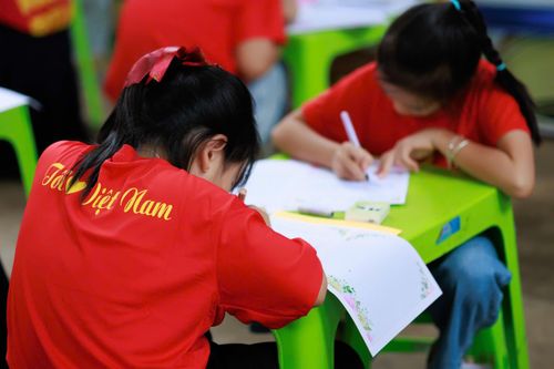 Thi viết chữ đẹp mừng Quốc khánh tại Đường sách Buôn Ma Thuột
