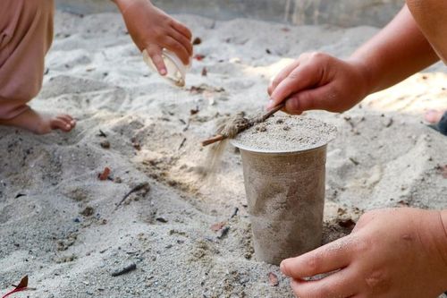 Trẻ nhỏ dễ nhiễm giun đũa chó mèo từ thói quen nghịch đất cát