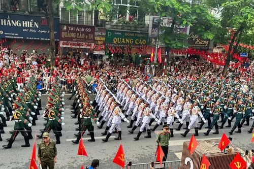 Hàng triệu người dân hòa cùng lực lượng diễu binh, diễu hành trên các tuyến phố Thủ đô