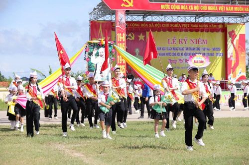 Sôi nổi duyệt nghi thức Đội mừng Tết Độc lập trên quê hương Bác Hồ