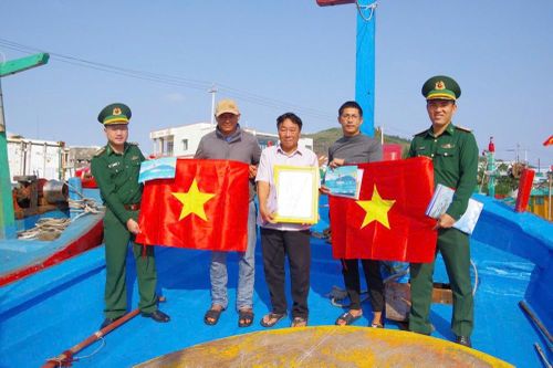 Cờ Tổ quốc trên những con tàu vươn khơi