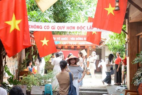 Du khách nô nức đến miền Trung trong kỳ nghỉ lễ Quốc khánh 2/9
