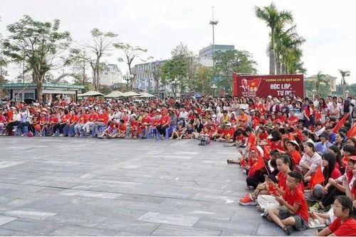 Người dân Nghệ An náo nức đổ về Quảng trường Hồ Chí Minh trong sáng 2/9