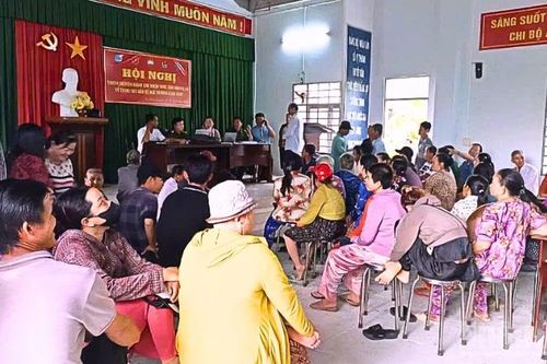 Cán bộ ở Cần Thơ làm xuyên suốt cấp tiền quà đến tay người dân