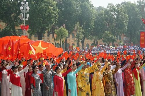 Nghệ sĩ Việt hòa nhịp cùng lễ diễu binh, diễu hành 2/9