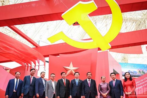 Tổng Bí thư, Chủ tịch nước Lào Thongloun Sisoulith và Chủ tịch Đảng Nhân dân Campuchia, Chủ tịch Thượng viện Campuchia Hun Sen thăm Triển lãm 95 năm Cờ Đảng soi đường