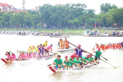 Sôi động giải đua ghe truyền thống tại thành phố Huế