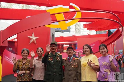 Muôn góc hào hùng tại triển lãm '95 năm Cờ Đảng soi đường'