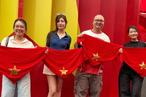 Người trẻ diện trang phục mang màu cờ sắc áo, nô nức hướng về Triển lãm '95 năm Cờ Đảng soi đường'