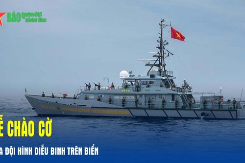Lễ chào cờ của đội hình diễu binh trên biển