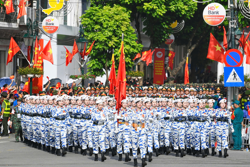 Đi giữa vòng tay nhân dân