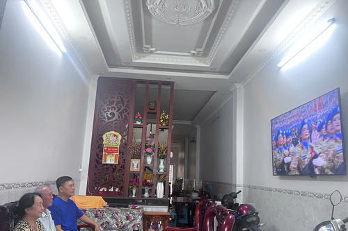 Người dân Cần Thơ dõi theo Tổ quốc qua màn hình