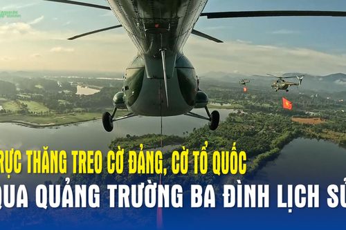 Trực thăng treo cờ Đảng, cờ Tổ quốc qua quảng trường Ba Đình