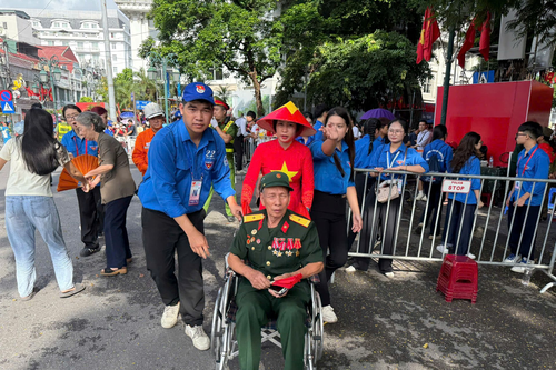 Ấm áp nghĩa tình áo xanh tình nguyện