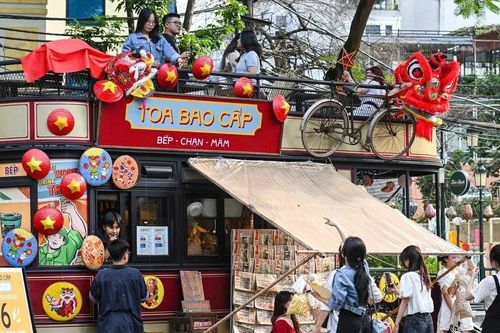 Bạn trẻ thích thú với không gian tái hiện ký ức Hà Nội thời bao cấp