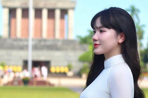 Cô gái Tuyên Quang về Hà Nội chụp ảnh áo dài, cầm cờ Tổ quốc trước Lăng Bác