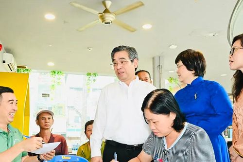 Người dân TPHCM vui mừng nhận quà trong ngày Tết Độc lập