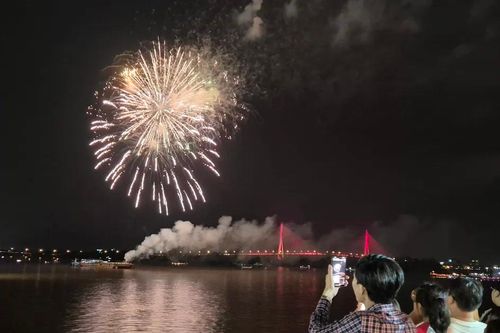 Hàng ngàn người dân xem pháo hoa mừng Tết Độc lập bên sông Hậu