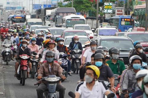 Người dân trở lại TPHCM, các cửa ngõ ùn ứ
