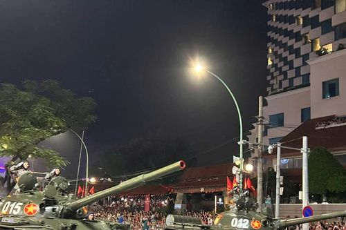 Đoàn xe tăng, thiết giáp tiến về Quảng trường Ba Đình lúc 3h sáng