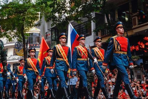 Hùng tráng cảnh các khối quân đội nước ngoài diễu hành trên đường phố Hà Nội
