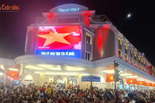Biển người ngồi kín bờ Hồ Gươm chờ xem pháo hoa mừng Quốc khánh