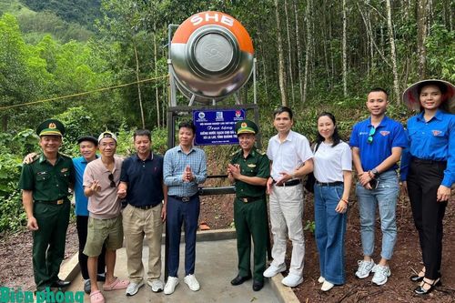Trao sinh kế, tặng quà cho người dân biên giới