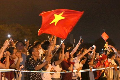 Hà Nội rộn ràng trong đêm không ngủ, chờ đón đoàn xe diễu binh A80 tiến về Quảng trường Ba Đình