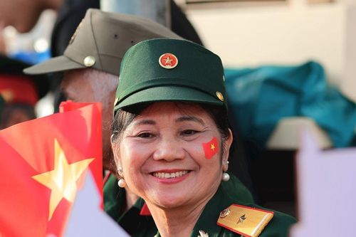 Người dân hân hoan, hát vang những ca khúc cách mạng dọc các tuyến đường đoàn diễu binh đi qua
