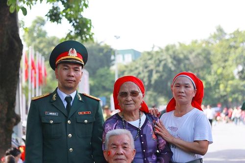 Những giọt nước mắt hạnh phúc của các cựu chiến binh trong hào khí ngày hội non sông