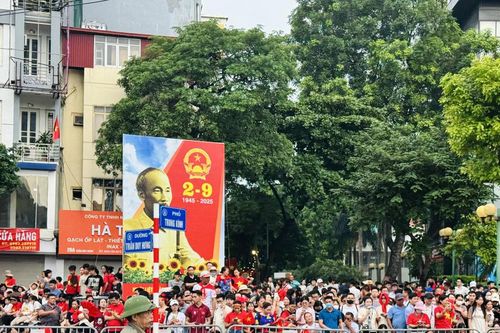 Người dân Thủ đô đổ ra đường chiêm ngưỡng dàn khí tài vừa hoàn thành nhiệm vụ A80