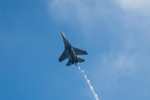 Ấn tượng cảnh Su-30MK2 thả bẫy nhiệt sáng rực giữa bầu trời Thủ đô