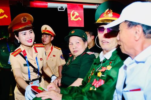Nhộn nhịp những chuyến xe đưa đón đại biểu, người có công dự lễ A80