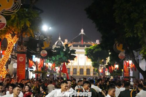 Chiến sĩ hát, nhảy xuyên đêm cho hàng vạn khán giả khu vực Nhà hát Lớn