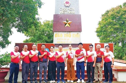 Tổ quốc nhìn từ những cột cờ chủ quyền