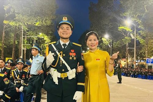 Hai mẹ con quân nhân cùng tham gia diễu binh, diễu hành A80