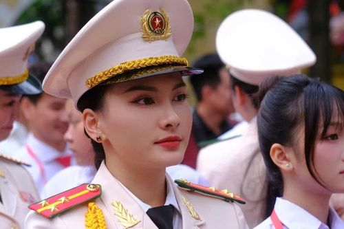 Diễn viên Bảo Thanh, Hiếu Nguyễn tự hào, vỡ òa khi diễu hành