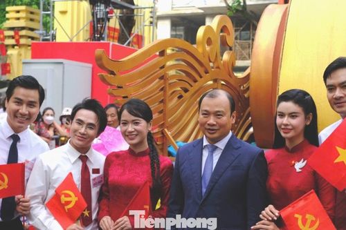 Thứ trưởng Bộ Văn hóa Lê Hải Bình gặp gỡ dàn nghệ sĩ diễu hành sáng 2/9