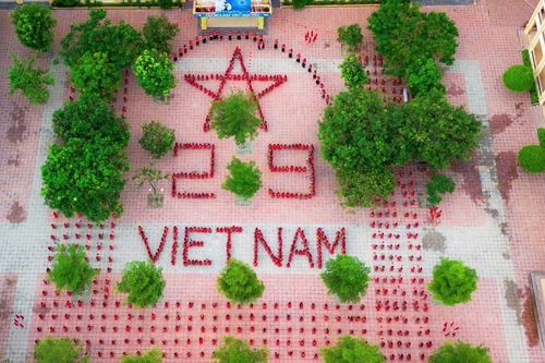 Thiếu nhi Nghệ An xếp hình đẹp mắt mừng Quốc khánh 2/9