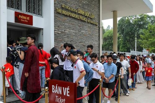 Người dân xếp hàng dài chờ vào tham quan Dinh Độc Lập