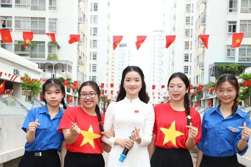 Bạn trẻ đồng diễn 'viết tiếp câu chuyện hòa bình' trong ngày hội non sông