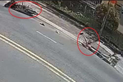 Giải cứu hai cha con đi xe máy lọt xuống cống thoát nước trên đường ở TPHCM