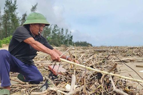 Sau bão, bãi biển Hà Tĩnh ngập rác thải