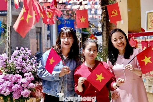 Giới trẻ nô nức check-in phố núi cờ hoa rực rỡ ngày Quốc khánh 2/9