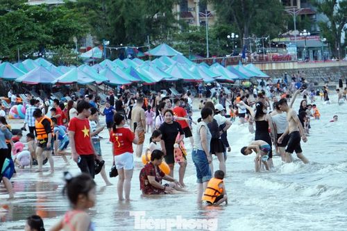 Hàng vạn người đổ xô tắm biển Đồ Sơn