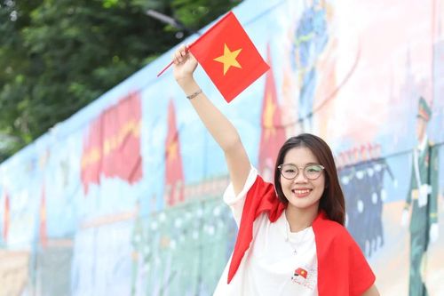 Tuyến bích họa khắc họa cảnh diễu binh ở TPHCM thu hút giới trẻ trong ngày Quốc khánh