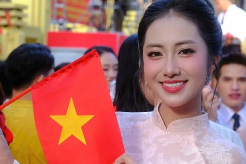 Hoa hậu Hà Trúc Linh, Tiểu Vy, Lương Linh và Bảo Ngọc giữa 200 nghệ sĩ diễu hành qua Quảng trường Ba Đình